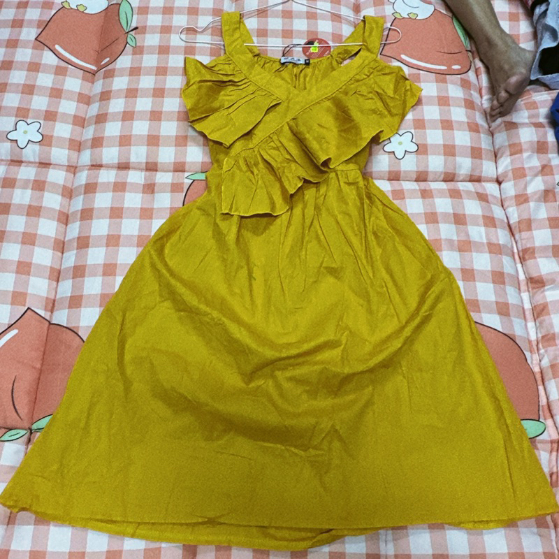 Đầm nữ 2 dây ,phối bèo dễ thương ,màu vàng, còn mới