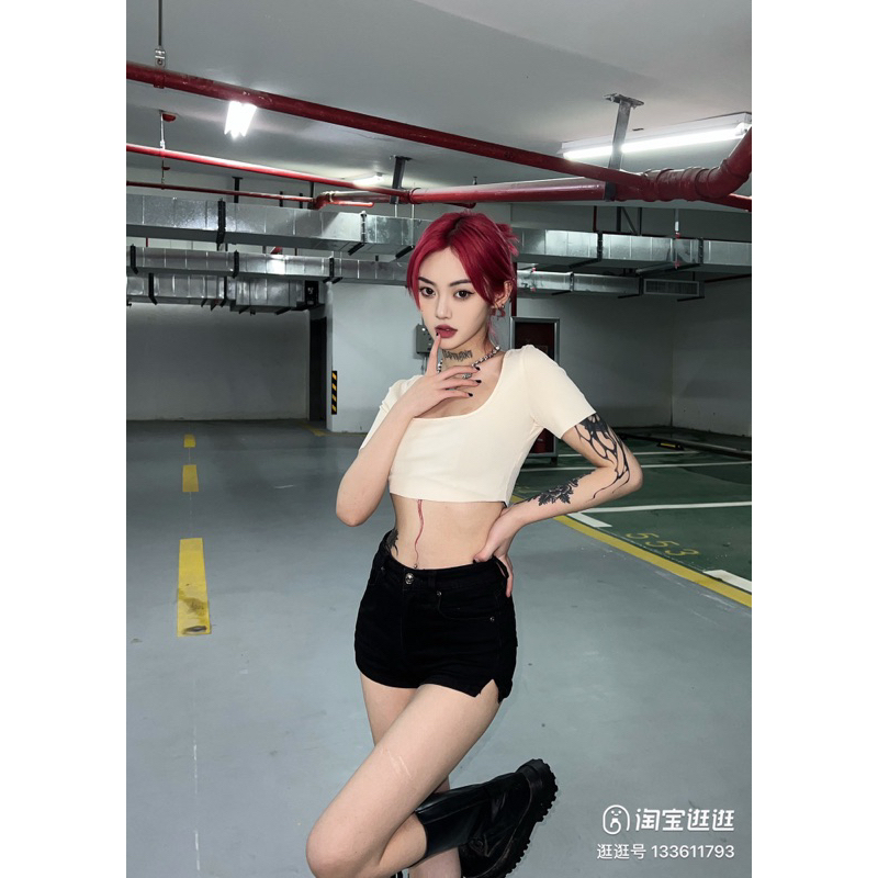 Áo Croptop JACQUEMUS màu trắng kem giống Jennie BLACKPINK