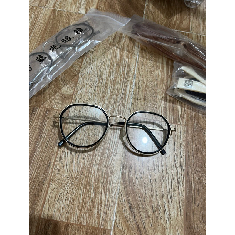 MẮT KÍNH VIỀN VÀNG