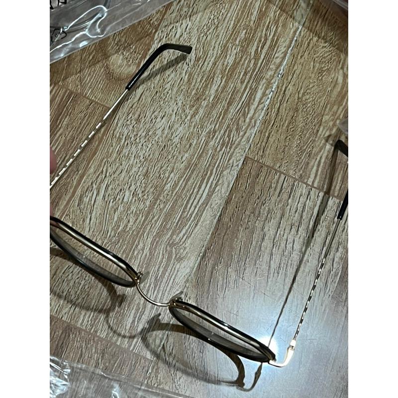 MẮT KÍNH VIỀN VÀNG