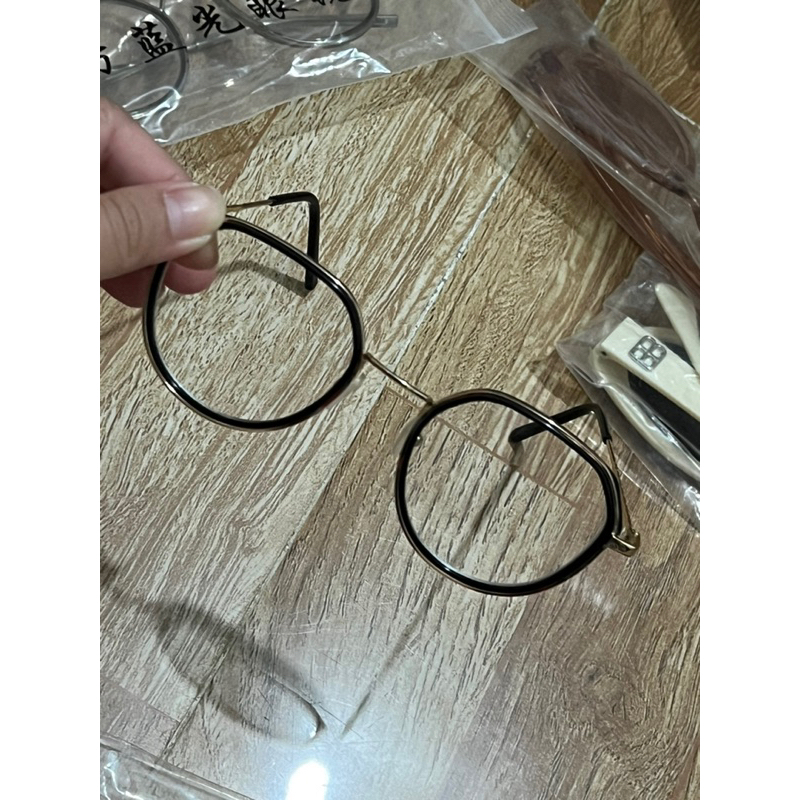 MẮT KÍNH VIỀN VÀNG