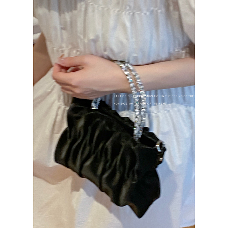 Túi Đeo Chéo Đính Đá Hình Đám Mây Phong Cách Thời Trang 2023 Thiết kế dây chuyền đám mây xếp li với sức chứa lớn