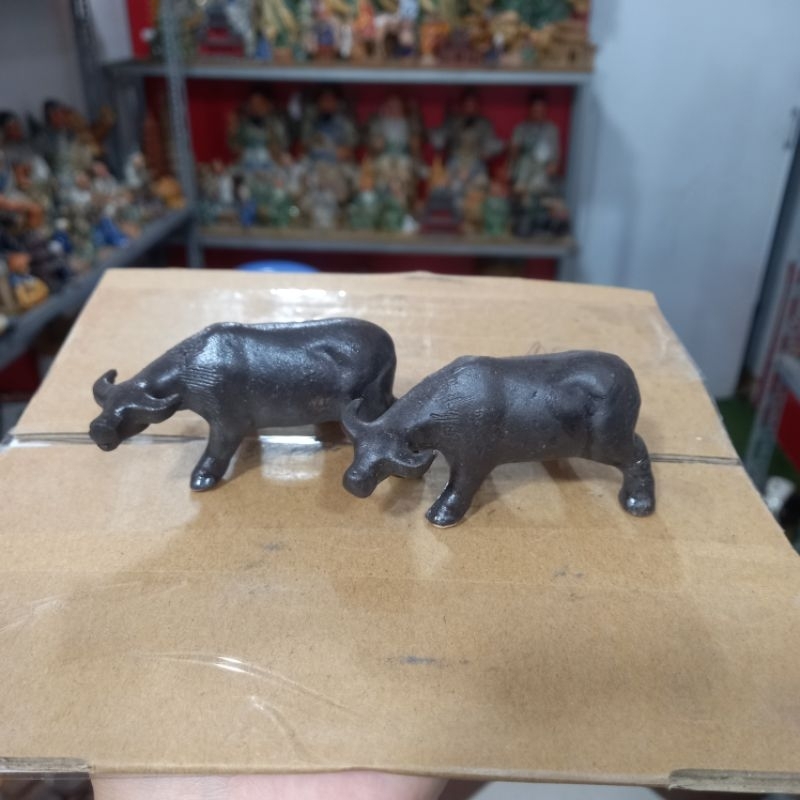 Tượng gốm con trâu trang trí tiểu cảnh,non bộ.Trâu dài 7cm