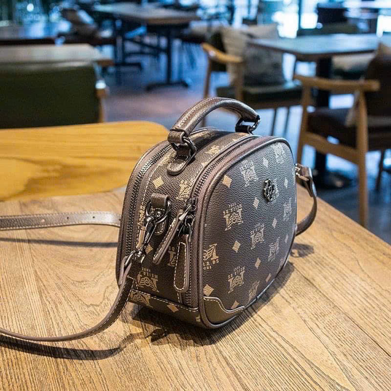 Túi đeo chéo dáng bầu màu nâu 3 khoá MM logo hoa nhiều ngăn có quai xách cầm tay