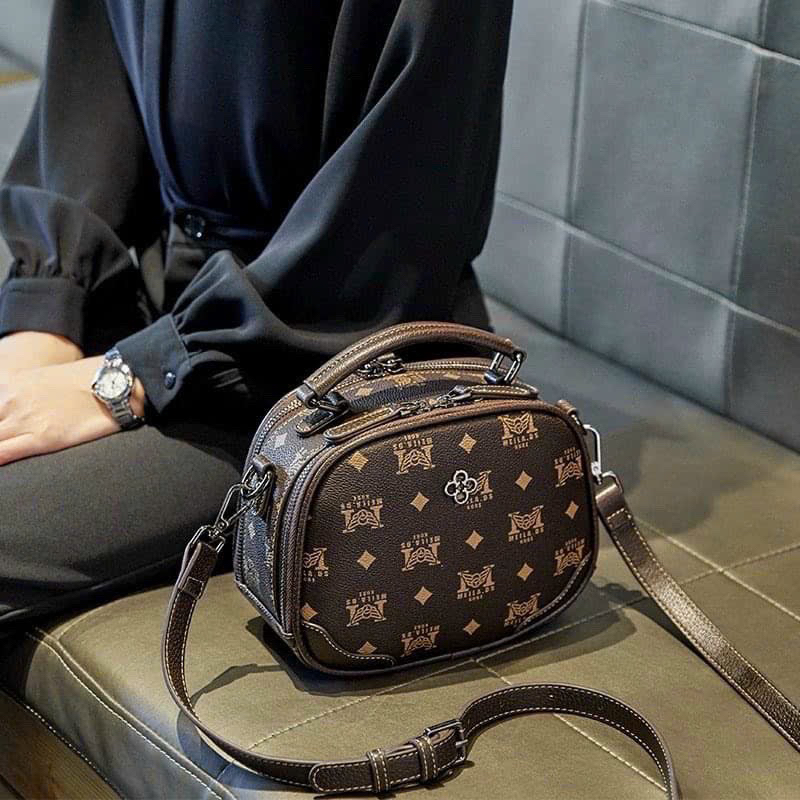 Túi đeo chéo dáng bầu màu nâu 3 khoá MM logo hoa nhiều ngăn có quai xách cầm tay