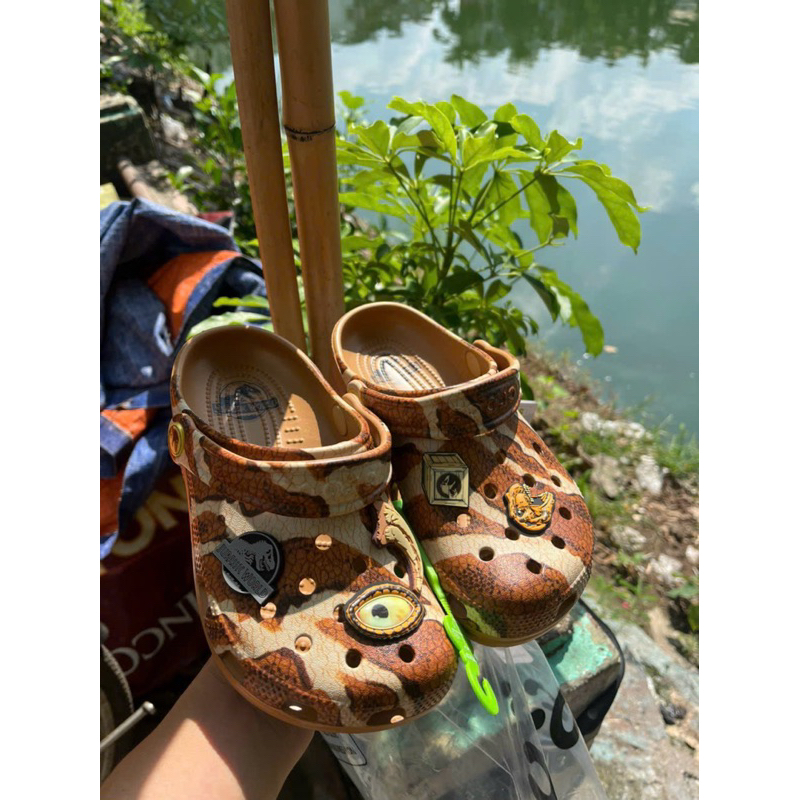 Sục khủng long cho bé tặng sticker như hình