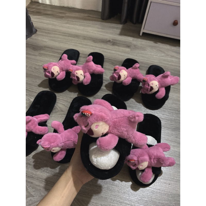 Dép lông gắn gấu dâu nằm cuttee