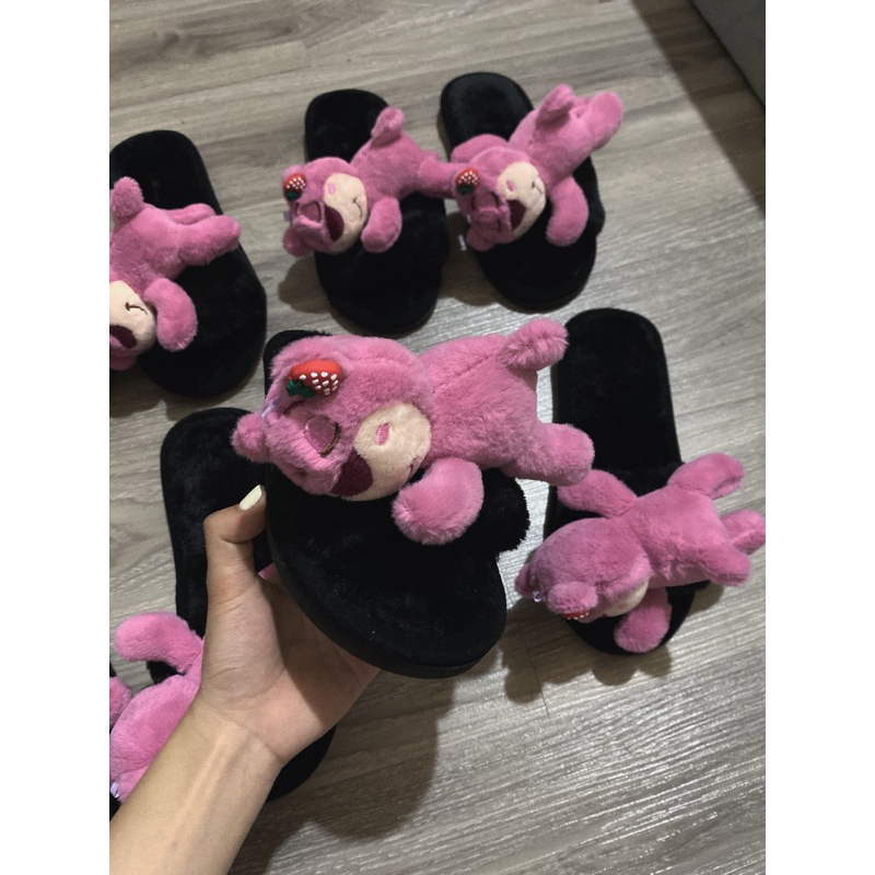 Dép lông gắn gấu dâu nằm cuttee