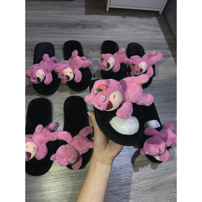 Dép lông gắn gấu dâu nằm cuttee