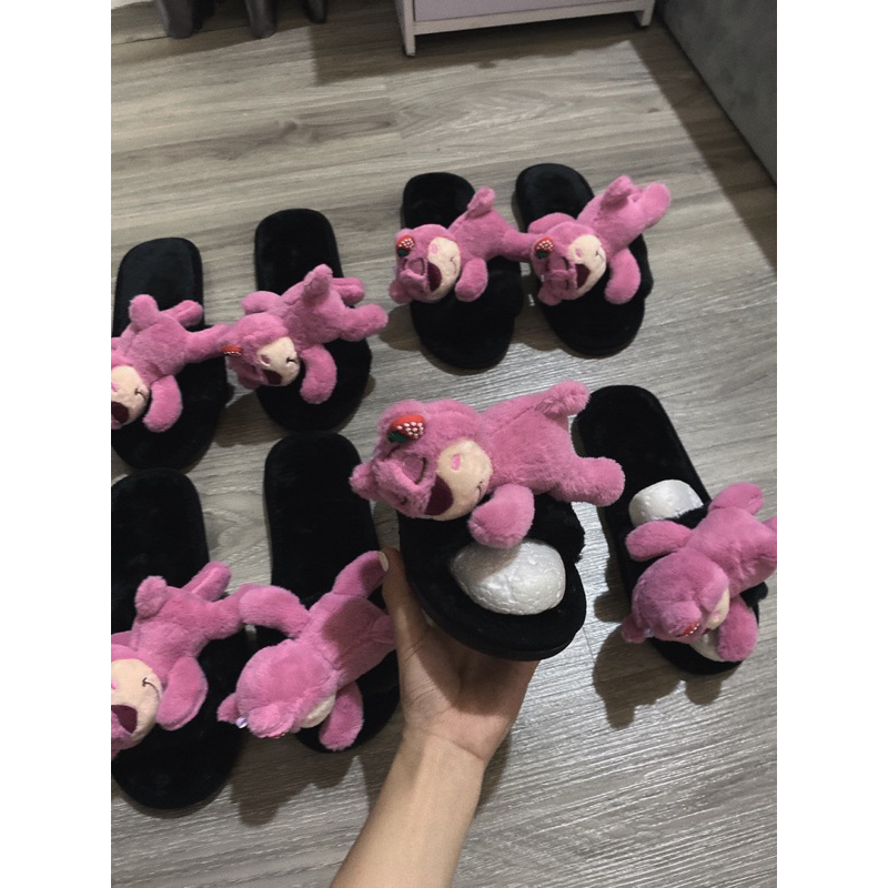 Dép lông gắn gấu dâu nằm cuttee