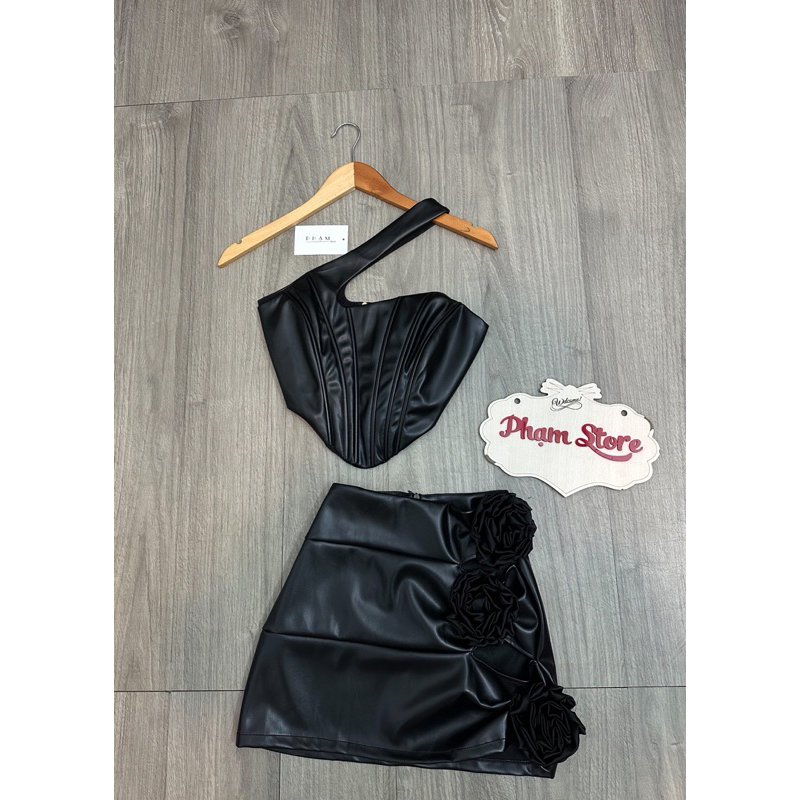 Set áo crop lệch vai+  chân váy da 3 hoa