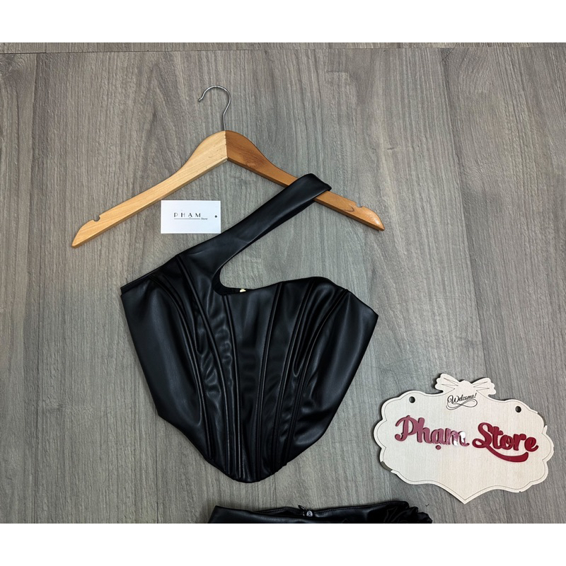 Set áo crop lệch vai+  chân váy da 3 hoa