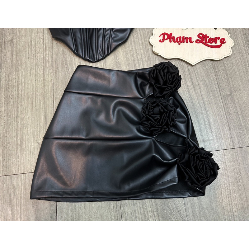 Set áo crop lệch vai+  chân váy da 3 hoa