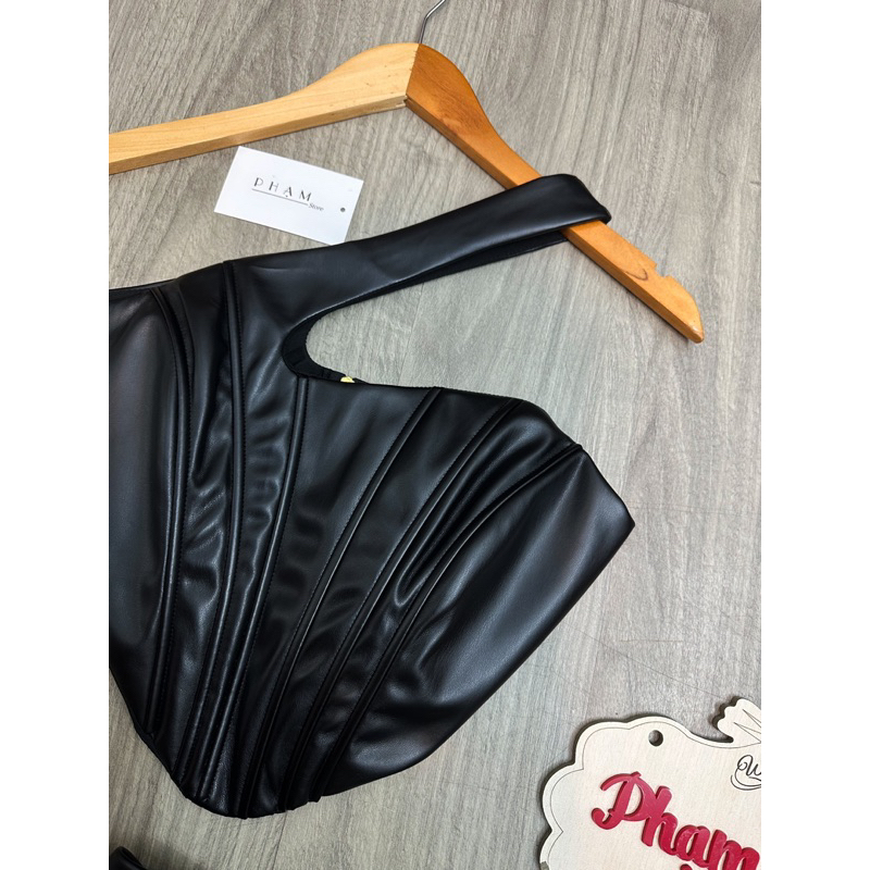 Set áo crop lệch vai+  chân váy da 3 hoa