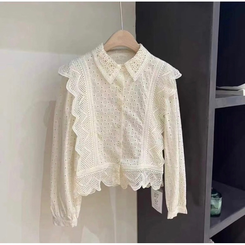 Sơmi ren cổ đức bèo diềm dọc vạt cong