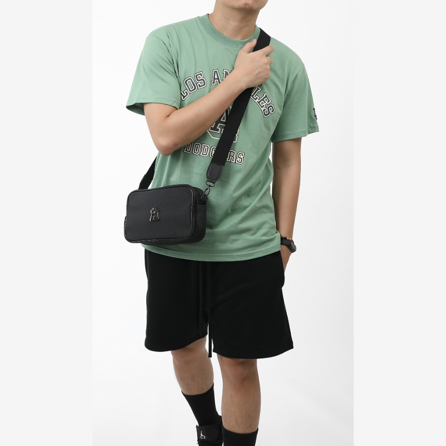 Túi đeo chéo nam nữ MLB logo NY thép chất liệu da PU chống thấm nước màu đen form ngang 2 ngăn size 17cm x 17cm x 6cm