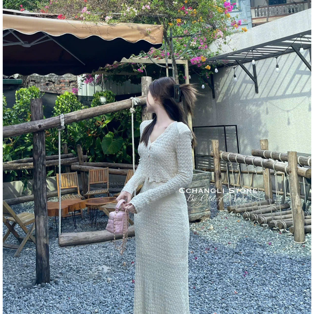 Sét váy nữ mặc đi chơi chất ren y mẫu áo cổ tim tay dài cài nút mix chân váy maxi đuôi cá thời trang