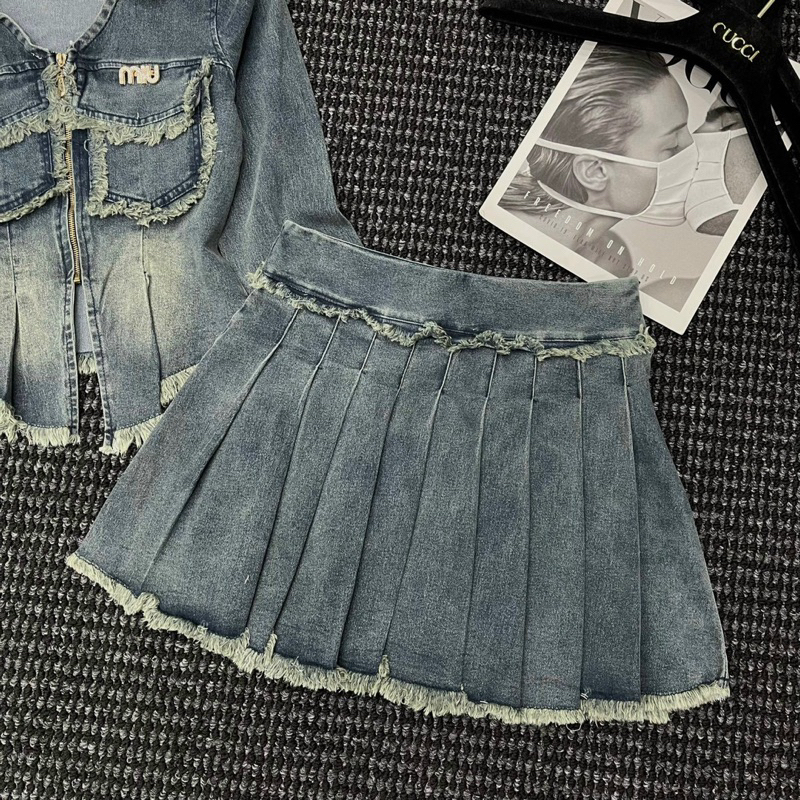 Set áo sơ mi jeans tay dài phối chân váy xếp ly