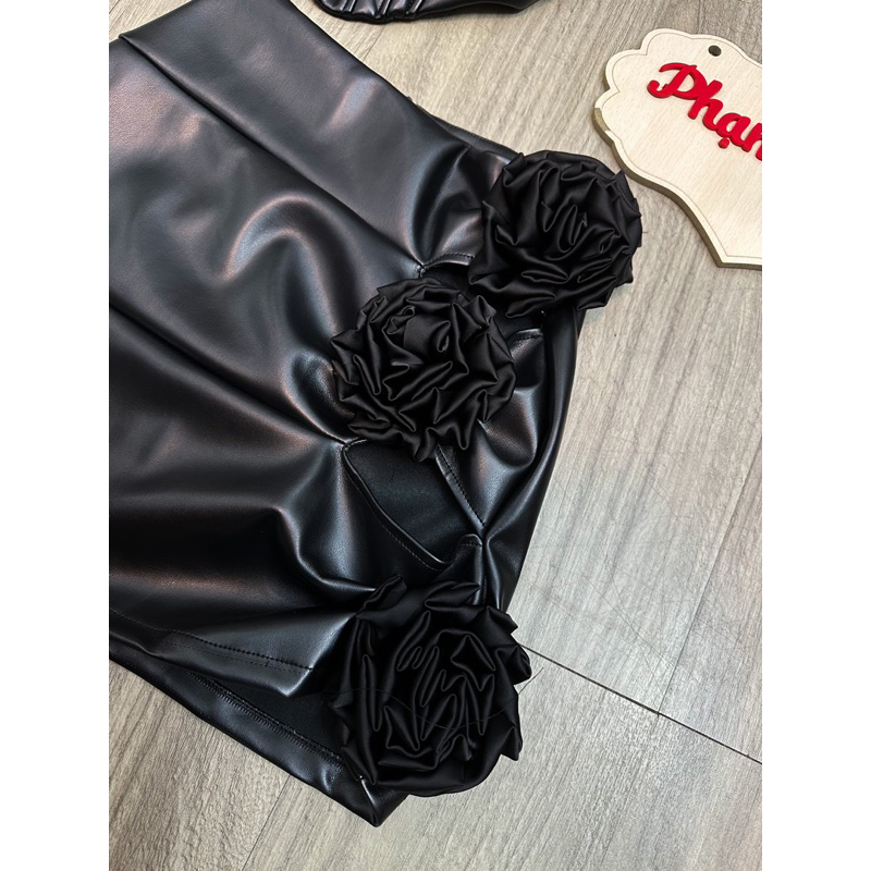 Set áo crop lệch vai+  chân váy da 3 hoa