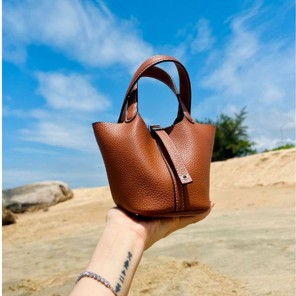 Túi xách nữ cầm tay dáng túi Bucket màu nâu da bò
