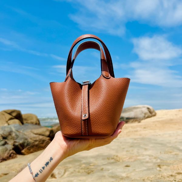 Túi xách nữ cầm tay dáng túi Bucket màu nâu da bò