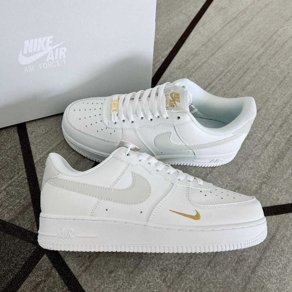 Giày AF1 AIR FORCE Trắng Vệt xám LOGO Vàng, Giày Air Force 1 mới full phụ kiện HOT HIT 2023