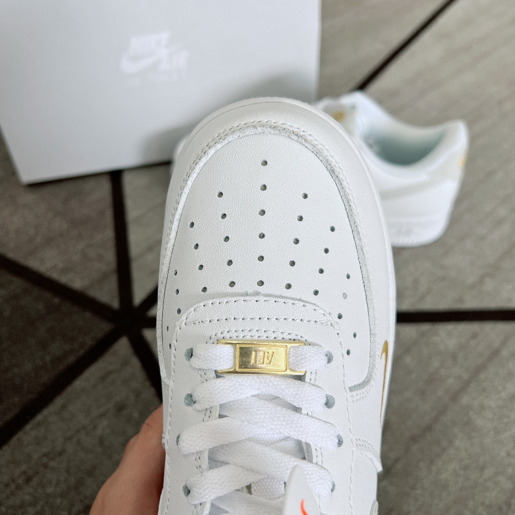 Giày AF1 AIR FORCE Trắng Vệt xám LOGO Vàng, Giày Air Force 1 mới full phụ kiện HOT HIT 2023