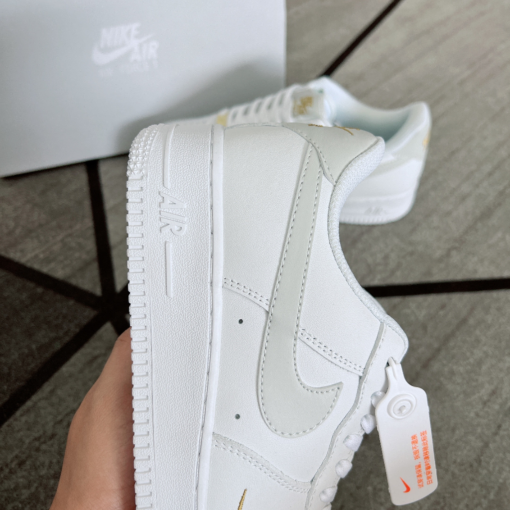 Giày AF1 AIR FORCE Trắng Vệt xám LOGO Vàng, Giày Air Force 1 mới full phụ kiện HOT HIT 2023