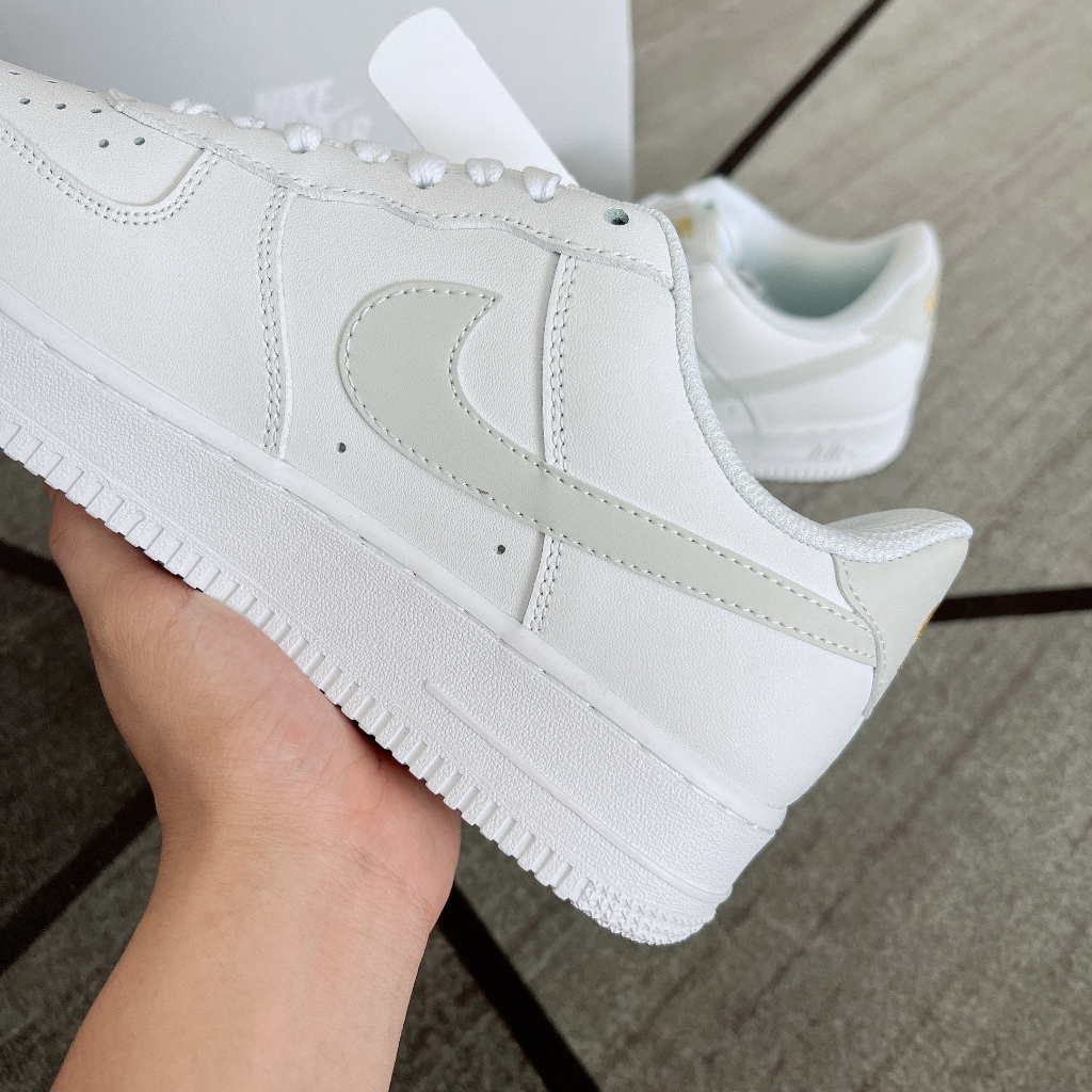 Giày AF1 AIR FORCE Trắng Vệt xám LOGO Vàng, Giày Air Force 1 mới full phụ kiện HOT HIT 2023