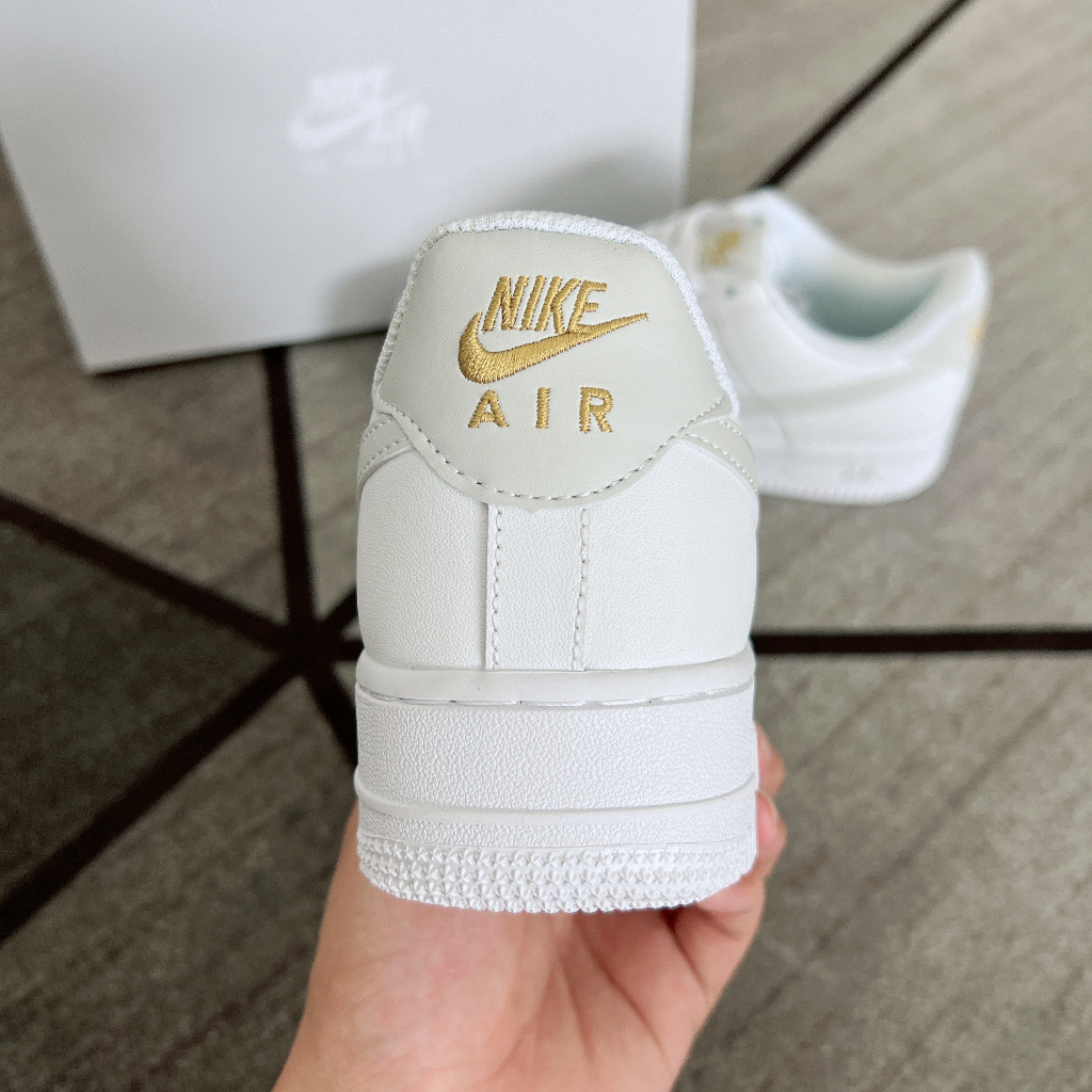 Giày AF1 AIR FORCE Trắng Vệt xám LOGO Vàng, Giày Air Force 1 mới full phụ kiện HOT HIT 2023