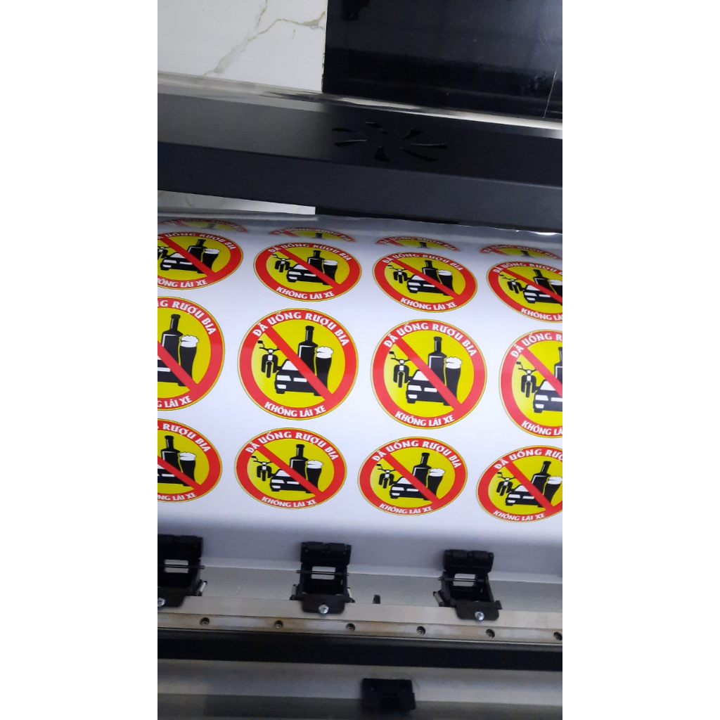 Tem logo khẩu hiệu " Đã Uống Rượu Bia Thì Không Lái Xe "