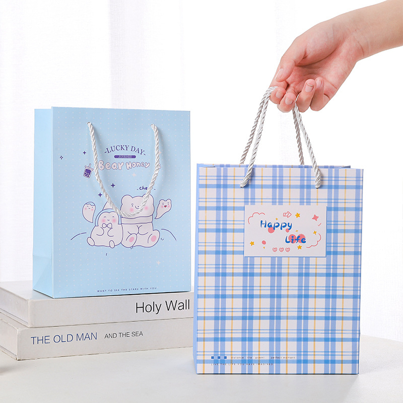 Túi giấy đựng quà sinh nhật dễ thương Mua Tất