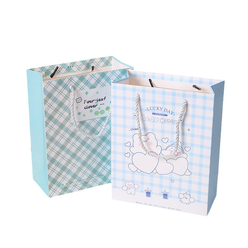Túi giấy đựng quà sinh nhật dễ thương Mua Tất