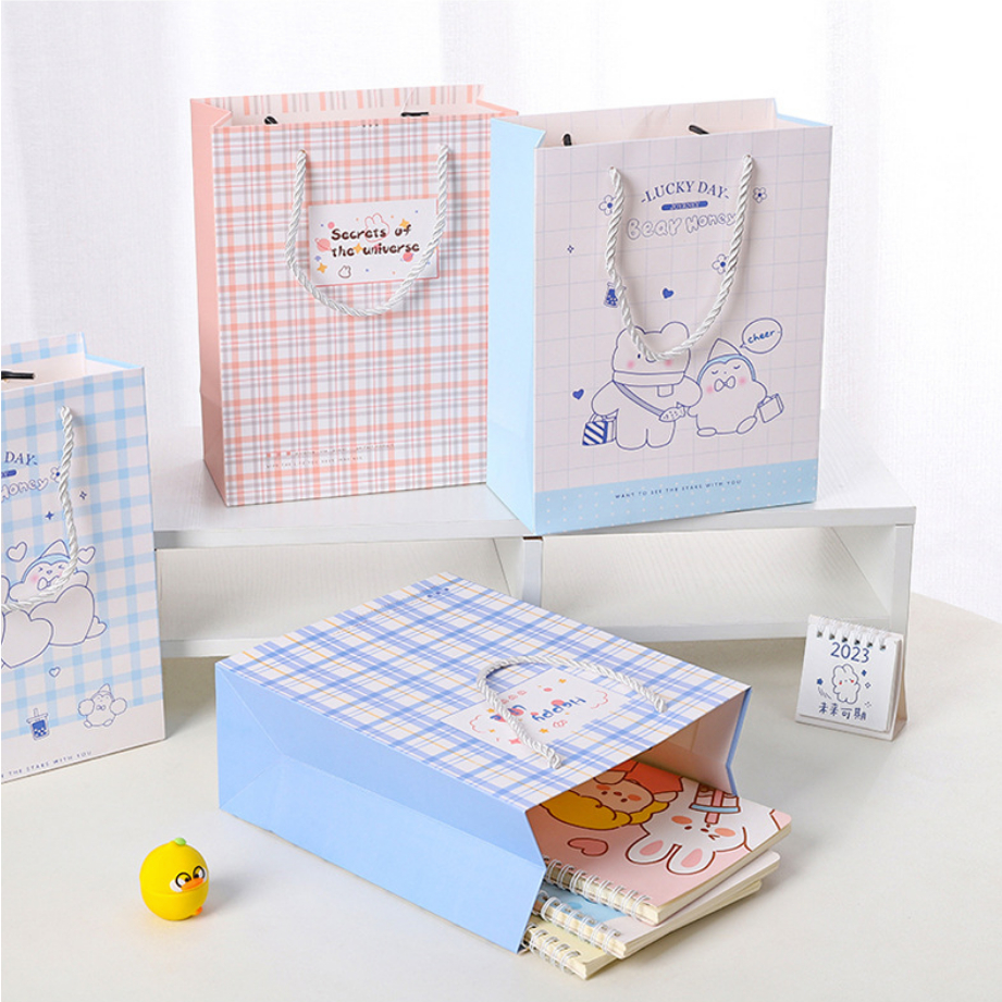 Túi giấy đựng quà sinh nhật dễ thương Mua Tất