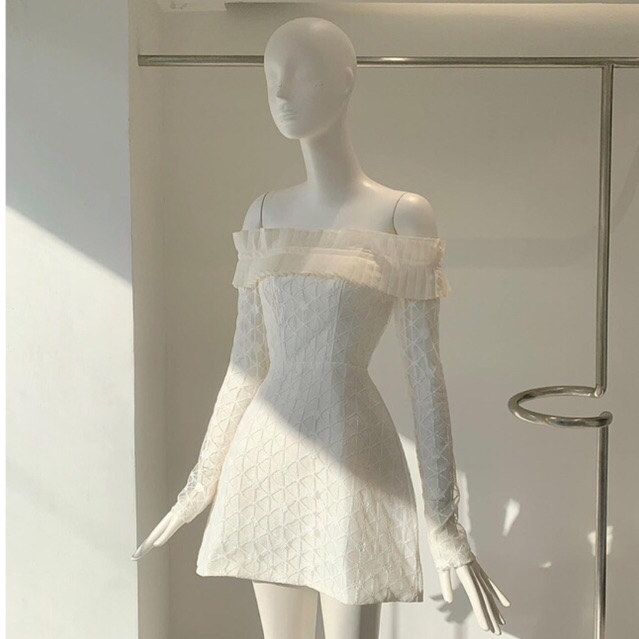 JENNYCLOSET | Đầm trễ vai ren dài tay nhẹ nhàng tiểu thư , Váy dự tiệc phong cách sang chảnh