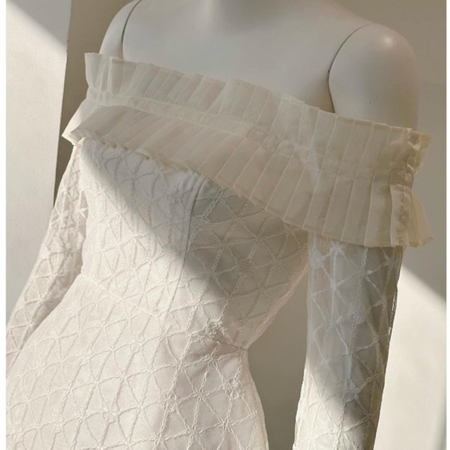 JENNYCLOSET | Đầm trễ vai ren dài tay nhẹ nhàng tiểu thư , Váy dự tiệc phong cách sang chảnh