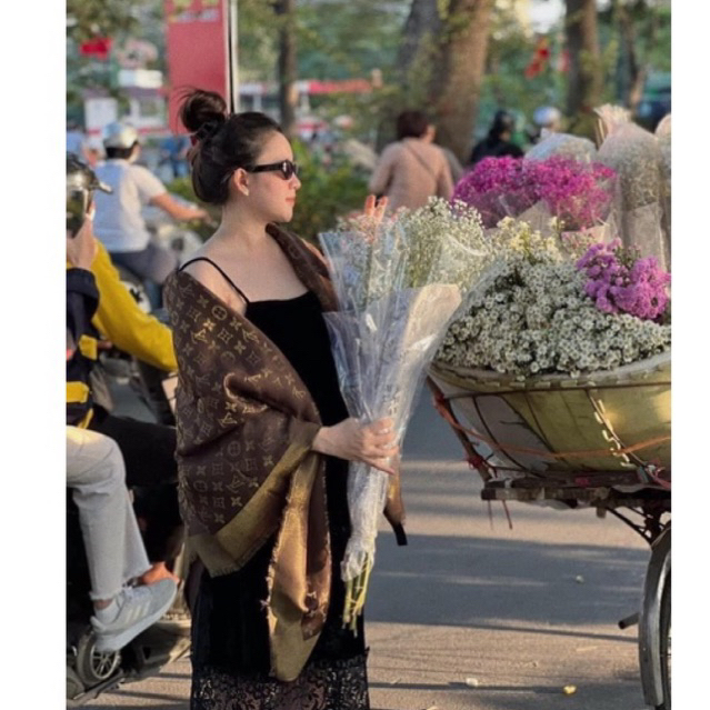 SALE khăn choàng cổ LV Nâu tây ánh kim , khăn quàng cổ kích thước 140x140cm  k kèm box