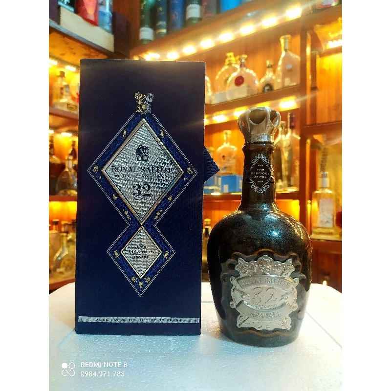 Vỏ chai rượu ngoại chivas 32. ROYAL SALUTE 32
