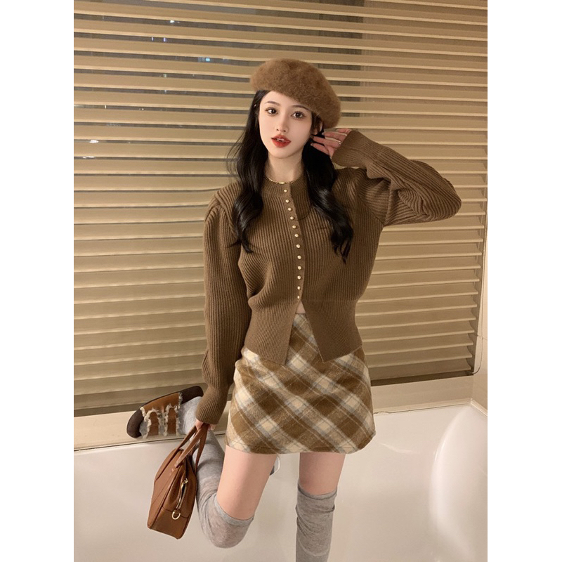 Sét Váy Áo Len Tay Bồng Xẻ Gấu Và Chân Váy Kẻ Caro hottrend