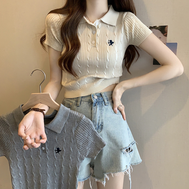 Áo cardigan nữ FMSTYLE tay ngắn cổ polo chất len dệt kim gân 3 nút thêu hình phong cách Hàn Quốc 209050096