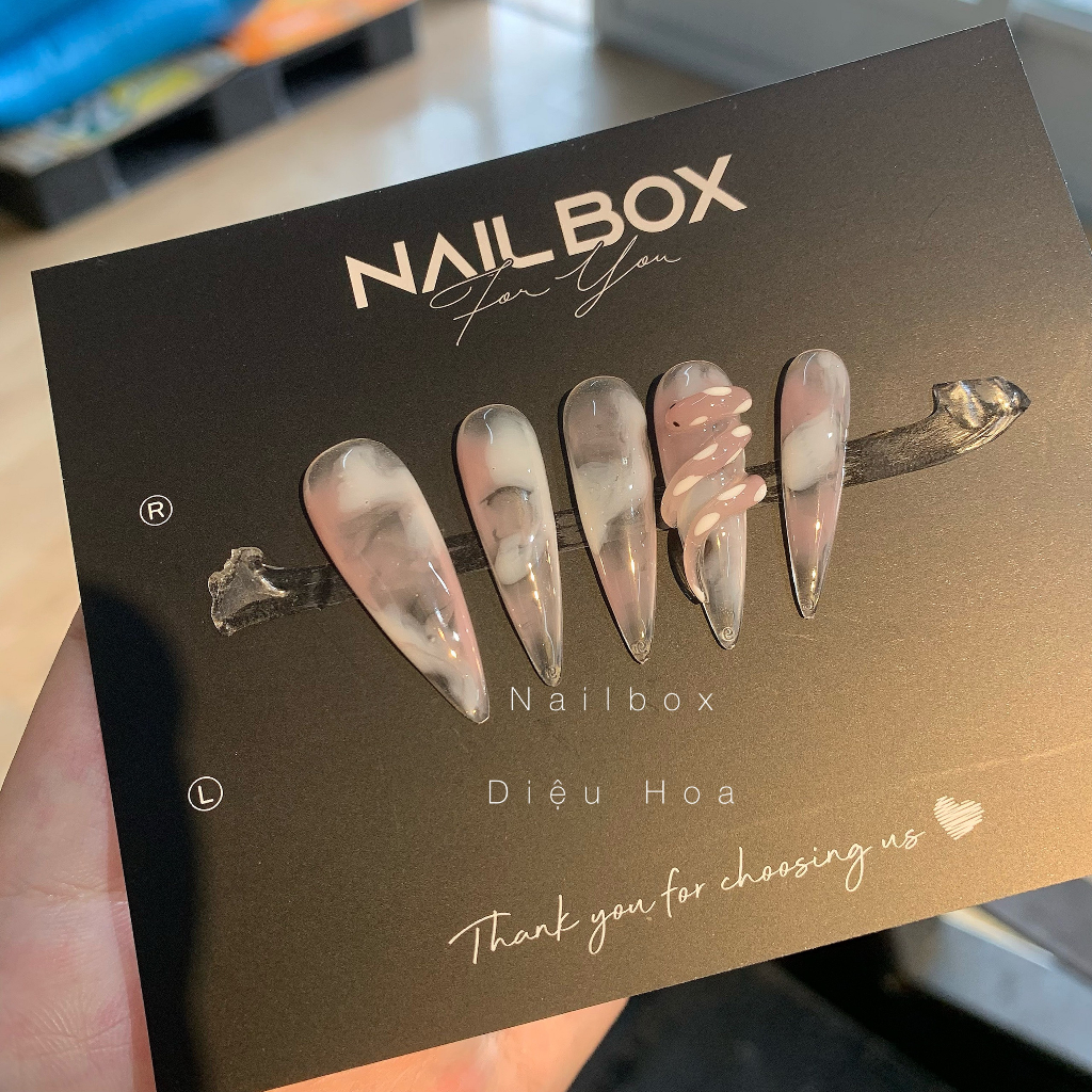 Nailbox loang hồng kết hợp với rắn nổi