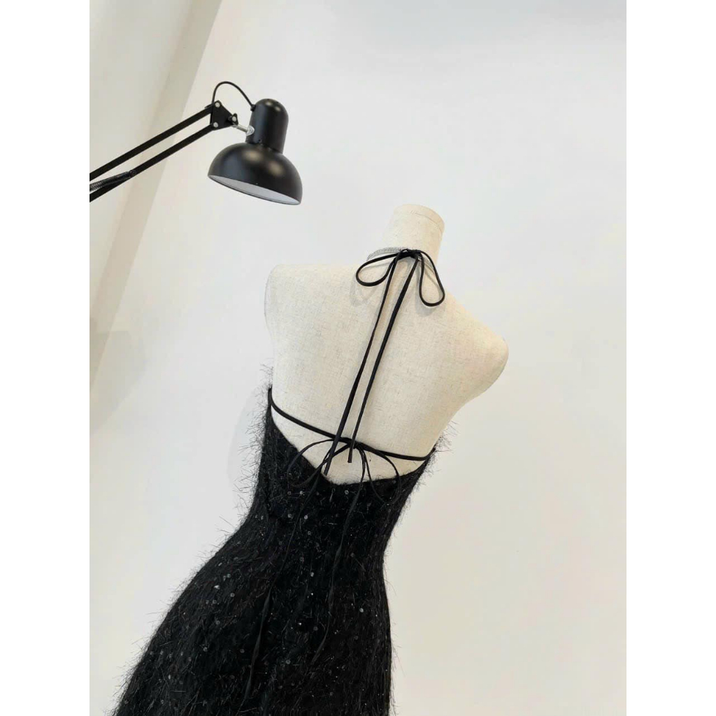 Đầm cổ yếm thắt nơ lưng lông vũ