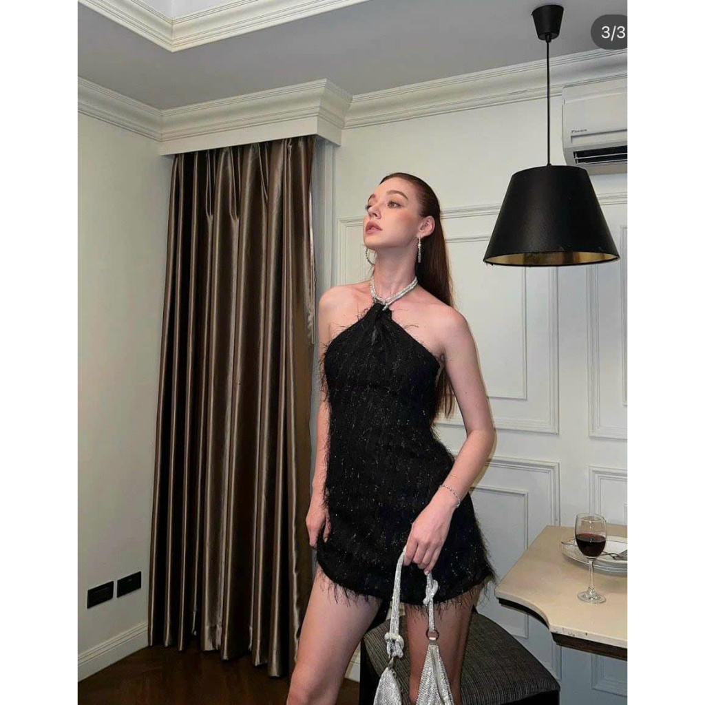 Đầm cổ yếm thắt nơ lưng lông vũ