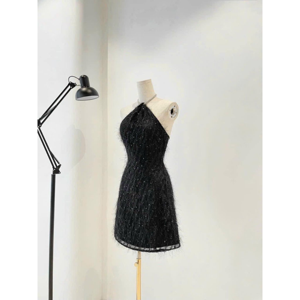 Đầm cổ yếm thắt nơ lưng lông vũ