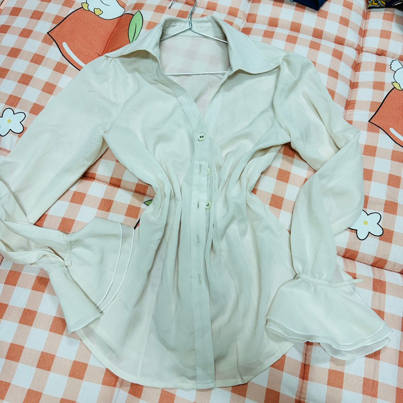 Áo sơ mi trắng ,màu hột gà tay loe dài