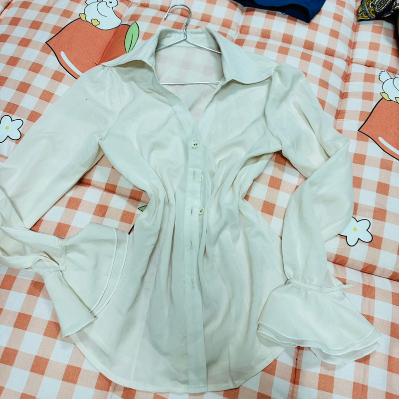 Áo sơ mi trắng ,màu hột gà tay loe dài