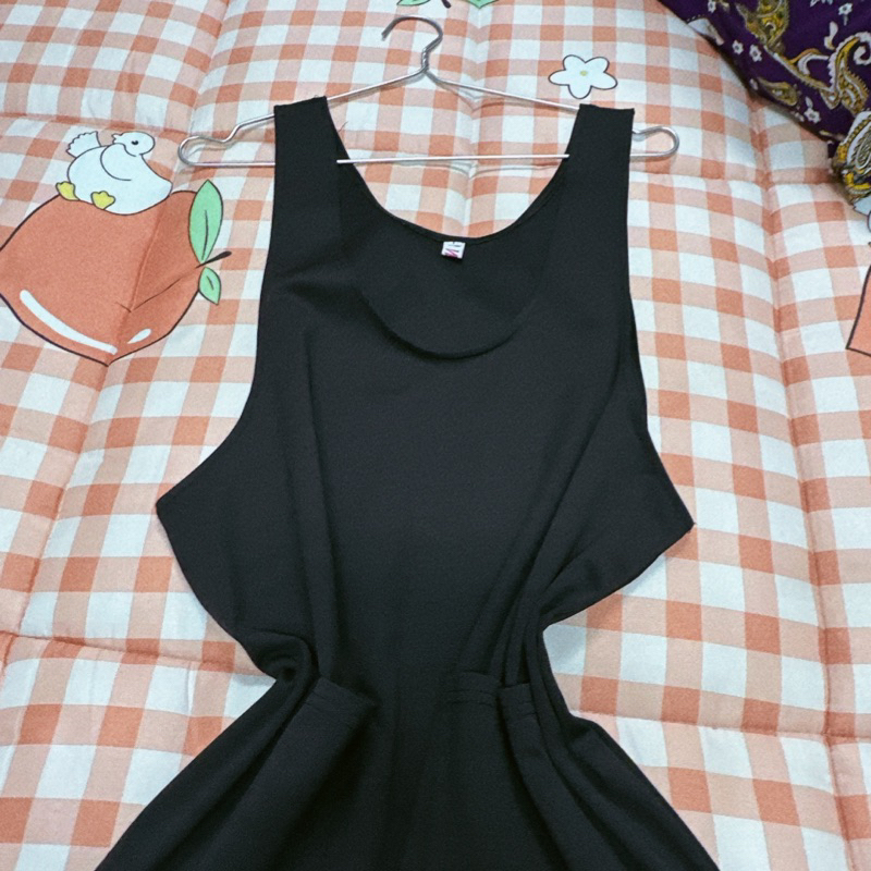 Đầm yếm màu đen xinh xắn, còn mới
