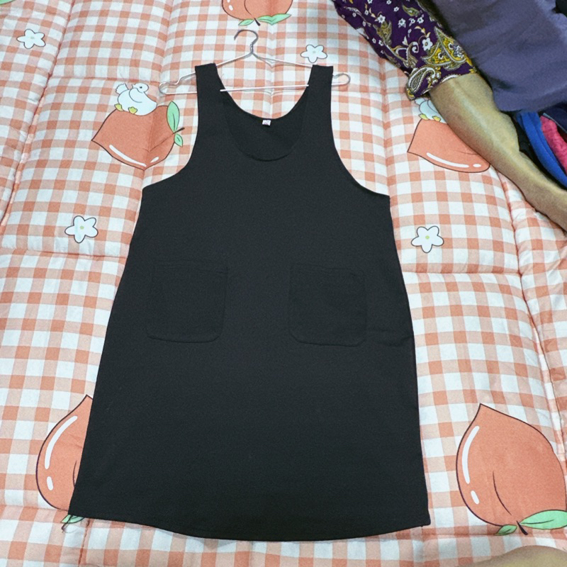 Đầm yếm màu đen xinh xắn, còn mới