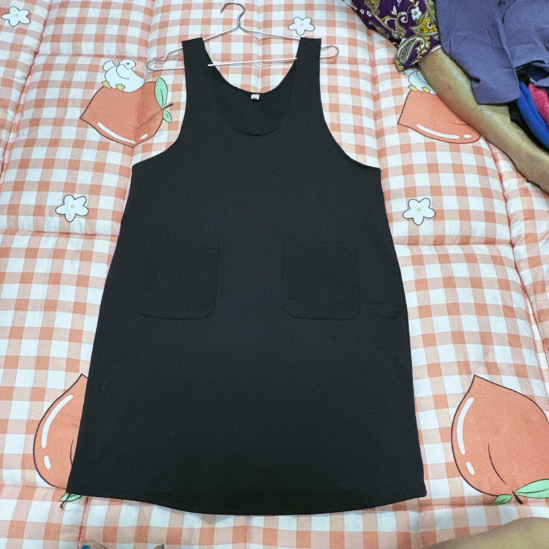 Đầm yếm màu đen xinh xắn, còn mới