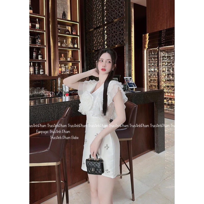 Váy bèo hoa dập ly đính đá , e về màu đen trắng